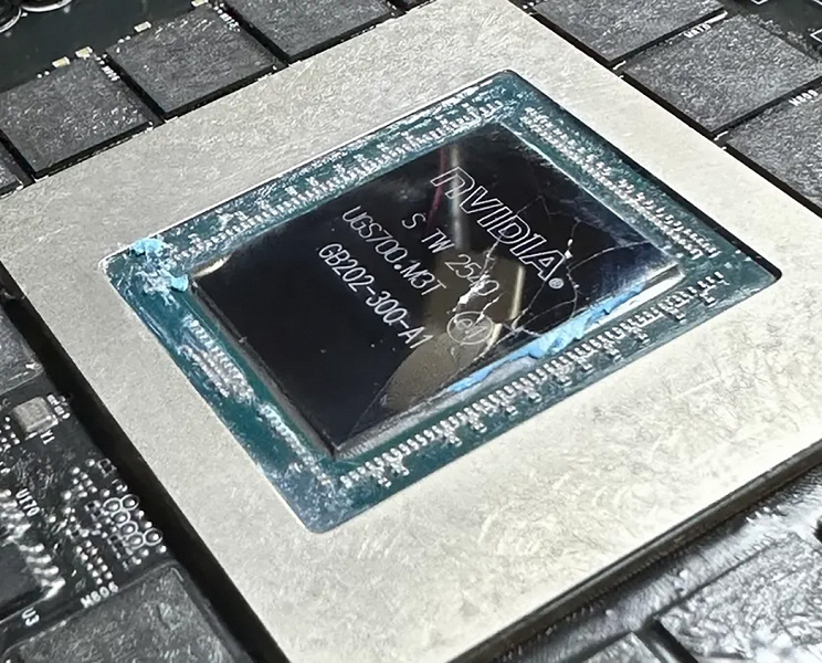 Блогер захотел максимально разогнать MSI RTX 5090 Lightning Z за 5000 долларов &mdash; в итоге GPU просто треснул